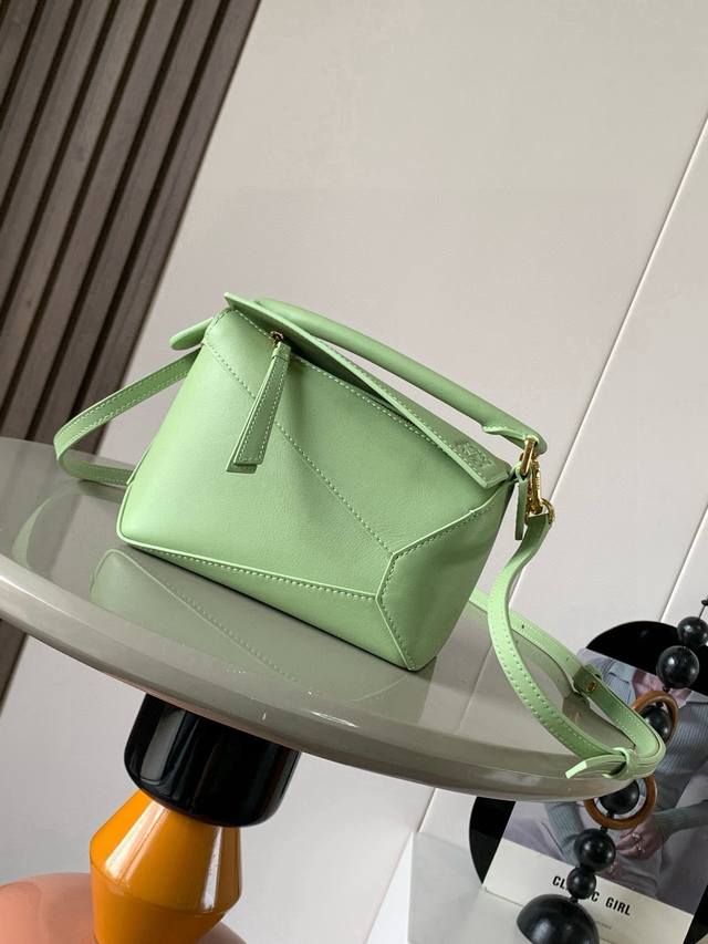 爆款新版本几何包迷你18Cm原厂进口纳帕小牛皮puzzle手袋是创意总监乔纳森．安德森为 L0Ewe 推出的首款手提包长方体形状和精确的切割技术创造了 puzz