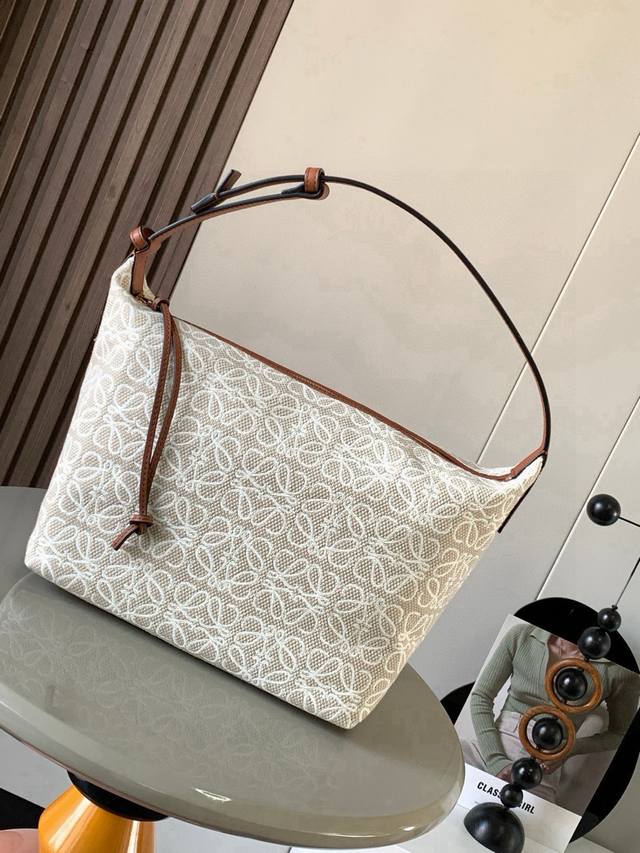 Anagram 提花布和牛皮革 Cubi 手袋大号便当包~Cubi饭盒包这一季的快乐是Cubi给的!L0Ewe 最新抢手腋下包 Cubi绣花设计自带高级感 随便 Anagram 提花布和牛皮革 Cubi 手袋大号便当包~Cubi饭盒包这一季的快乐是Cubi给的!L0Ewe 最新抢手腋下包 Cubi绣花设计自带高级感 随便