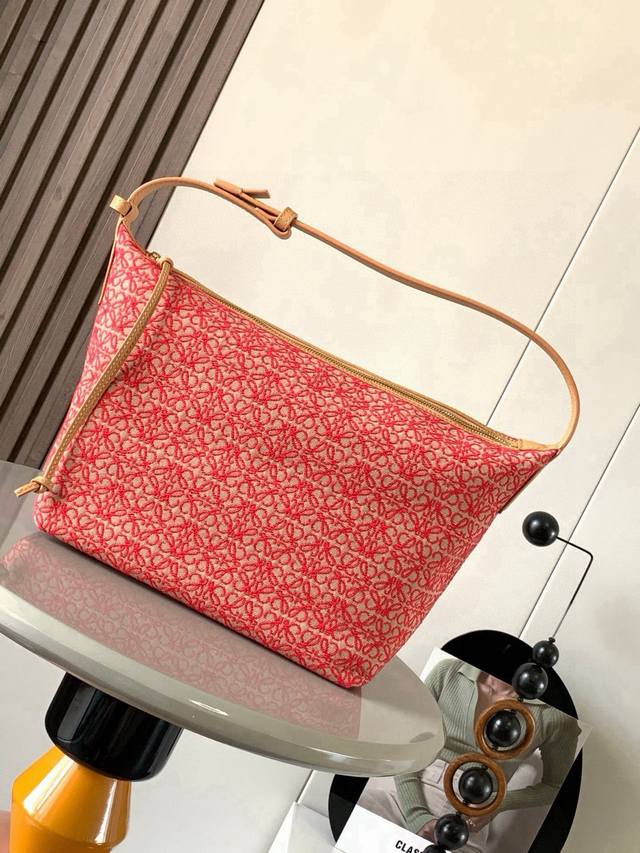 Anagram 提花布和牛皮革 Cubi 手袋大号便当包～Cubi饭盒包这一季的快乐是Cubi给的！L0Ewe 最新抢手腋下包 Cubi绣花设计自带高级感 随便