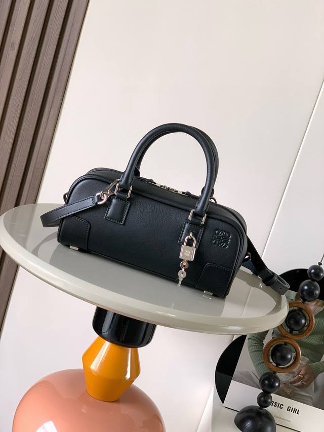 新款明星同款手袋 Amazona 是 Loewe 最初于1970年代推出的标志性手袋,采用精致比例和关键细节包括 Anagram 镌刻挂锁短款以纳帕牛皮革打造而 新款明星同款手袋 Amazona 是 Loewe 最初于1970年代推出的标志性手袋,采用精致比例和关键细节包括 Anagram 镌刻挂锁短款以纳帕牛皮革打造而