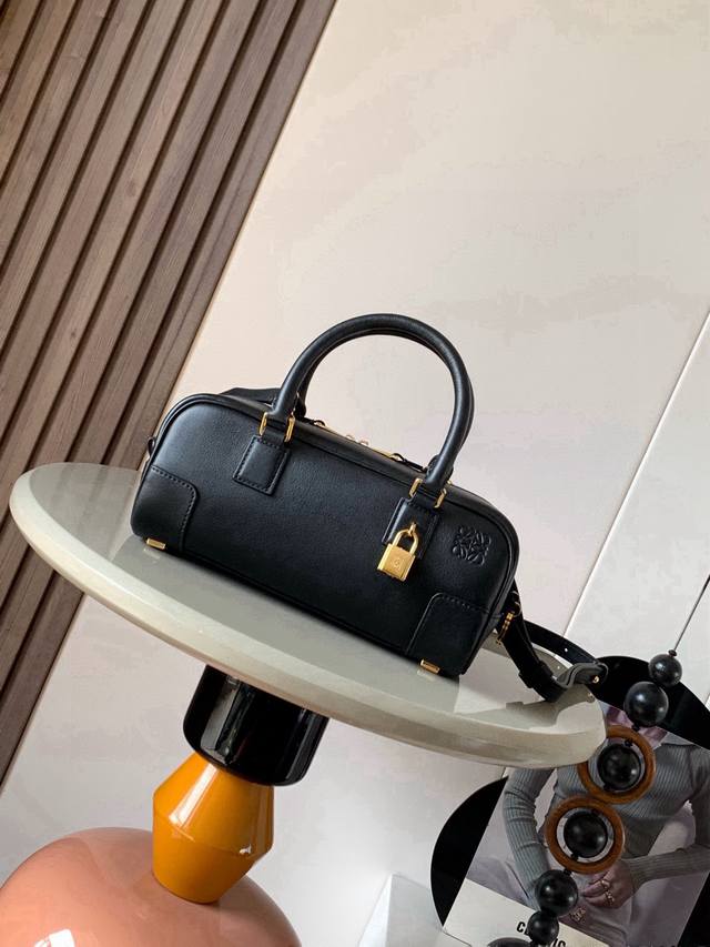 新款明星同款手袋 Amazona 是 Loewe 最初于1970年代推出的标志性手袋，采用精致比例和关键细节包括 Anagram 镌刻挂锁短款以纳帕牛皮革打造而