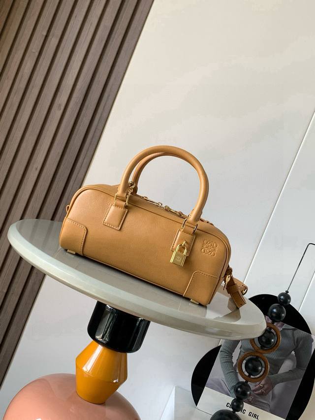 新款明星同款手袋 Amazona 是 Loewe 最初于1970年代推出的标志性手袋，采用精致比例和关键细节包括 Anagram 镌刻挂锁短款以纳帕牛皮革打造而