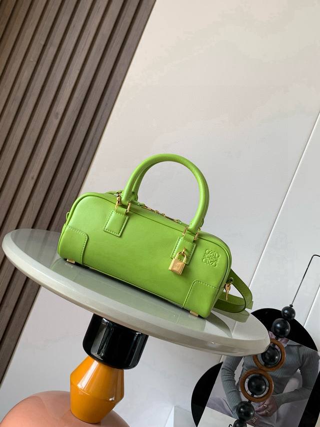 新款明星同款手袋 Amazona 是 Loewe 最初于1970年代推出的标志性手袋，采用精致比例和关键细节包括 Anagram 镌刻挂锁短款以纳帕牛皮革打造而