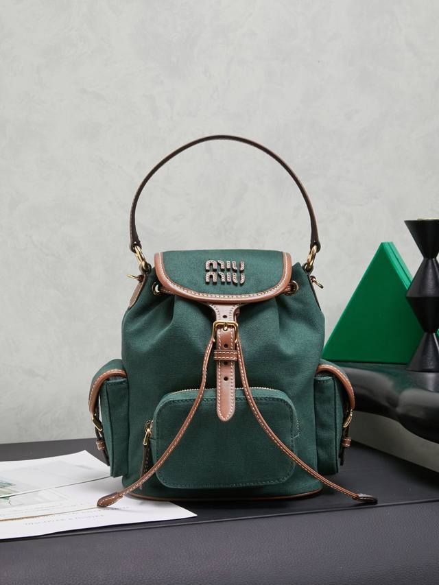 Miu 新品学院风 双肩包 5Bz043，帆布与高品质小牛皮的完美搭配，厚实耐磨亚麻混纺内衬，这款皮革双肩包采用校园风设计，融合精湛工艺与休闲态度，别致的多口袋