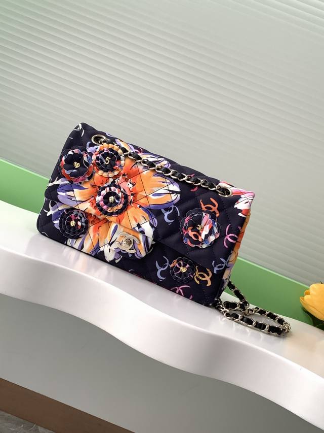 双十一活动 不支持退换 24S山茶花卬花Cf越看越精致哇！ 独特的山茶花印花设计和优雅的造型也太能吸引目光啦~ 黑色包面满印着特有的字母图案 营造出时尚又华丽的