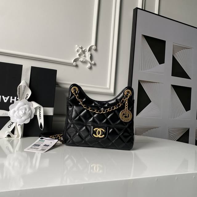 Chanel 25S Hobo 改款返场 天猫精灵系列 As4323 油蜡皮配金色复古金属 斜挎 单肩都可以 耐磨耐造 容量还很大 背起来很方便 上身效果超级好 Chanel 25S Hobo 改款返场 天猫精灵系列 As4323 油蜡皮配金色复古金属 斜挎 单肩都可以 耐磨耐造 容量还很大 背起来很方便 上身效果超级好