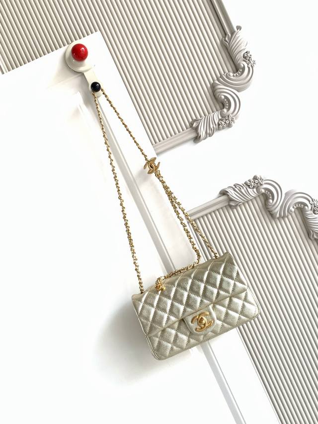5759中号 Chanel 25B双C调节扣方胖子、回归款双Logo链条包复古感的小球纹，既拥有小球纹柔软细腻的外表，小巧精致点缀在包链两头双调节Logo，等等