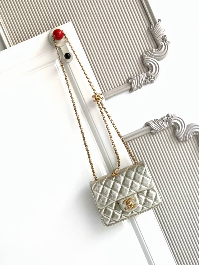 5758小号 Chanel 25B双C调节扣方胖子、回归款双Logo链条包复古感的小球纹，既拥有小球纹柔软细腻的外表，小巧精致点缀在包链两头双调节Logo，等等