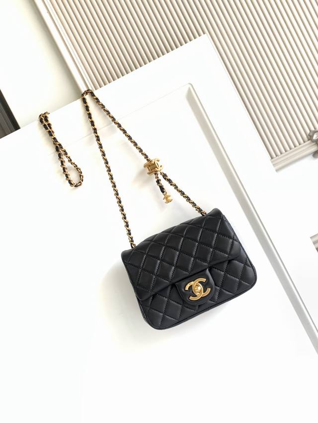 5758小号 Chanel 25B双C调节扣方胖子、回归款双Logo链条包复古感的亮面羊皮，既拥有羊皮柔软细腻的外表，小巧精致点缀在包链两头双调节Logo，等等
