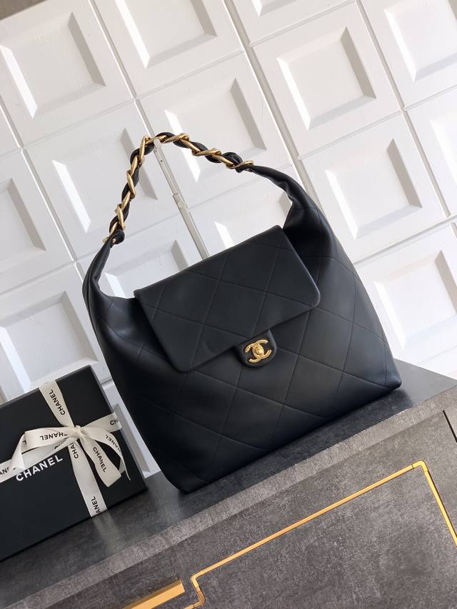 號尺寸： 35 X47 X9Cm Ohanel 25K嬉皮Hobo包！秋冬走秀款Hobo Maxi气场全开男女通背的一款、亮面小牛皮的“细腻柔软”Hobo包形的