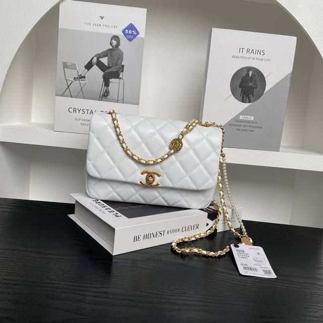 Chane125p新品 春夏系列 Ap6920 迷你口盖包 小羊皮配金色金属 珍珠金币链条设计 双C Logo 气质超绝 满满的高级感 尺寸:15×22×5.5