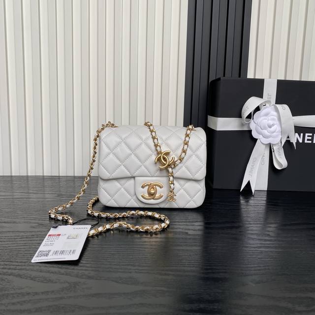 5758Chanel25B 绝美双C扣 Cf系列 As5758 小羊皮配金色金属 链条双C调节设计 这一季的亮点 精致又时尚 质感柔软舒适 容量也很实用 上身效 5758Chanel25B 绝美双C扣 Cf系列 As5758 小羊皮配金色金属 链条双C调节设计 这一季的亮点 精致又时尚 质感柔软舒适 容量也很实用 上身效