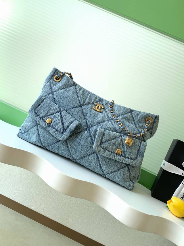 Chanel 25K不愧是香奈儿！牛仔布真的太心动了！口袋放在正面，立刻让经典菱格多了一份机能感 复古大方，实物太精致了腋下背太实用了 容量大到可以装下日常所需