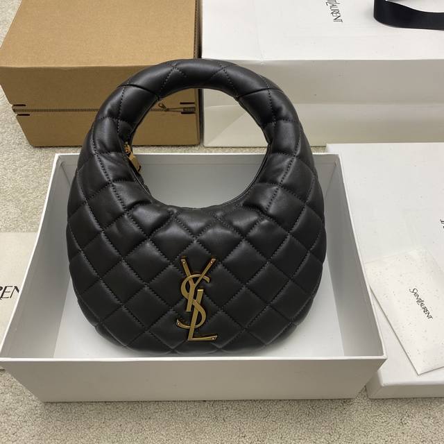 原厂皮 都市灰羊皮 金 Icare Baby纳帕羊皮手袋 备受瞩目的可颂形状包包闪亮登场，标志性的金属Logo点缀其中，完美结合复古与现代感，堪称本季最令人期待