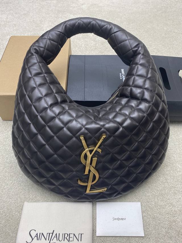 原厂皮 深咖啡羊皮 金 新款Icare Baby纳帕羊皮手袋 备受瞩目的可颂形状包包闪亮登场，标志性的金属Logo点缀其中，完美结合复古与现代感，堪称本季最令人