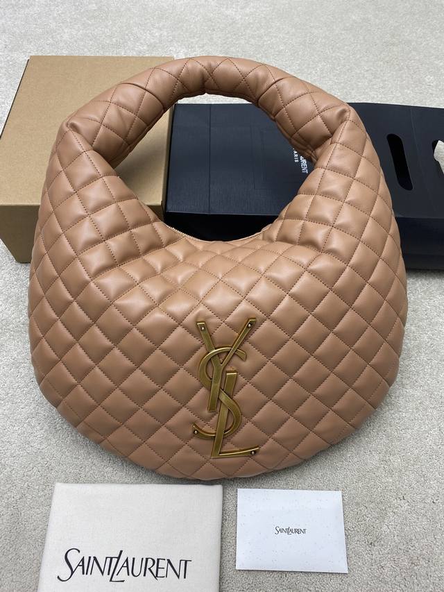 原厂皮 玫瑰粉羊皮 金 新款Icare Baby纳帕羊皮手袋 备受瞩目的可颂形状包包闪亮登场，标志性的金属Logo点缀其中，完美结合复古与现代感，堪称本季最令人