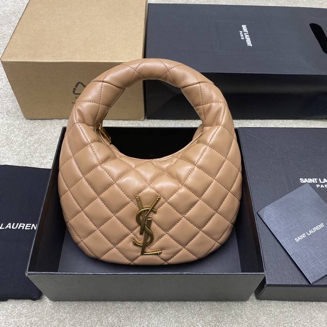 原厂皮 玫瑰粉羊皮 金 Icare Baby纳帕羊皮手袋 备受瞩目的可颂形状包包闪亮登场，标志性的金属Logo点缀其中，完美结合复古与现代感，堪称本季最令人期待