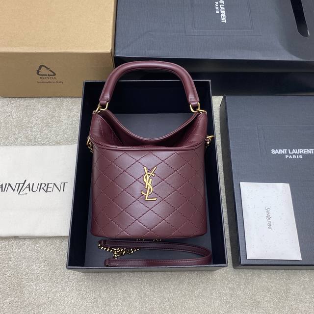 原厂皮 枣红羊皮 金 Ysl Gaby系列新出水桶包全羊皮材质超级精致可爱而且非常的轻盈顶部翻盖设计，私密性跟安全性都更高，顶部提手和可拆卸链条肩带，可以有更多