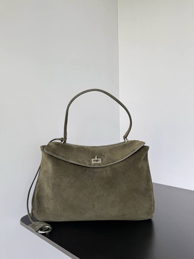 正品级 好不容易抢到的Rodeo！！！柔软的大廓形包包，上身慵懒感立刻Get真的很喜欢又方便又酷的超实用大包～这款以洛杉矶Rodeo Drive命名的新款 秀场