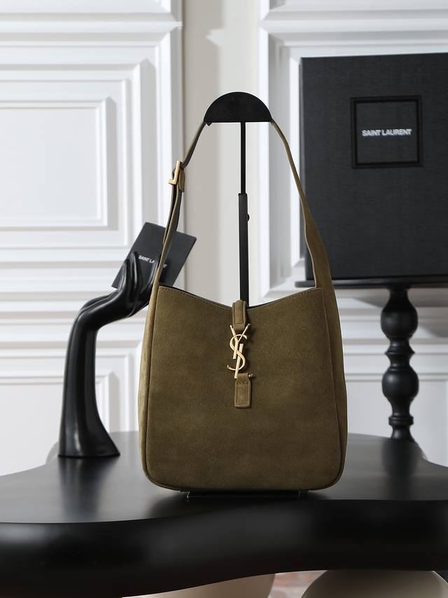 绿色磨砂款 原厂对版高丝光麂皮 不含包装 爆款Le 5A7腋下包 今年大火的中古款腋下包 一直很受欢迎 全皮细腻光滑 包型设计又很简单又高级 容量足够用 轻便能