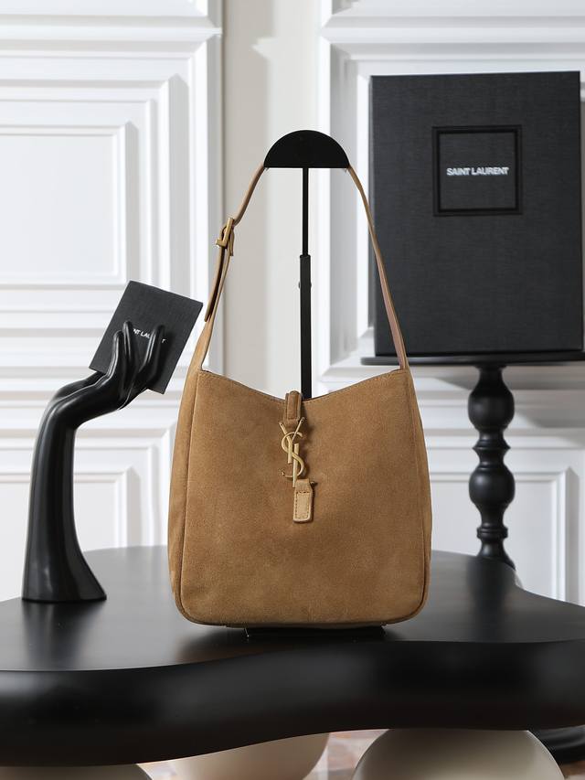 土黄磨砂款 原厂对版高丝光麂皮 不含包装 爆款Le 5A7腋下包 今年大火的中古款腋下包 一直很受欢迎 全皮细腻光滑 包型设计又很简单又高级 容量足够用 轻便能