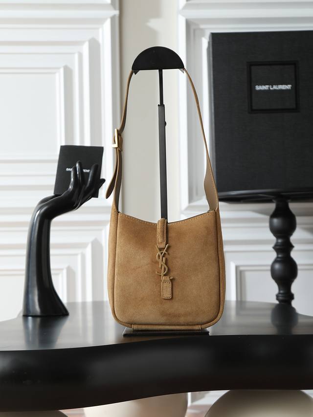 原厂皮 麂皮款 原厂对版高丝光麂皮 Le 5A7 Mini腋下包 今年大火的中古款腋下包 一直很受欢迎 全皮细腻光滑 包型设计又很简单又高级 容量足够用 轻便能