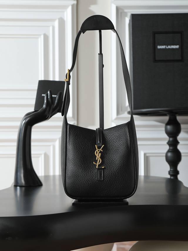 原厂皮 Le 5A7 Mini腋下包 今年大火的中古款腋下包 一直很受欢迎 全皮细腻光滑 包型设计又很简单又高级 容量足够用 轻便能装 又不过时真是太完美La～