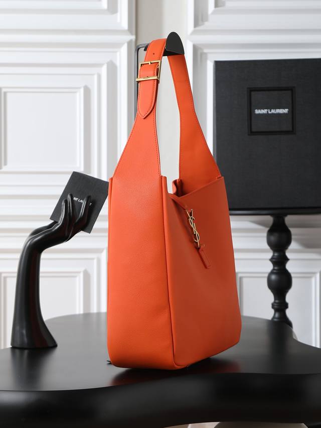 橙色 原厂皮 不含包装 Le 5A7_大号光滑皮革柔软手袋大号，韩国明星同款Hobo今年火到爆炸的腋下包Y家虽迟但到！！包包身轮廓简洁、立体，看上去硬挺却不会太