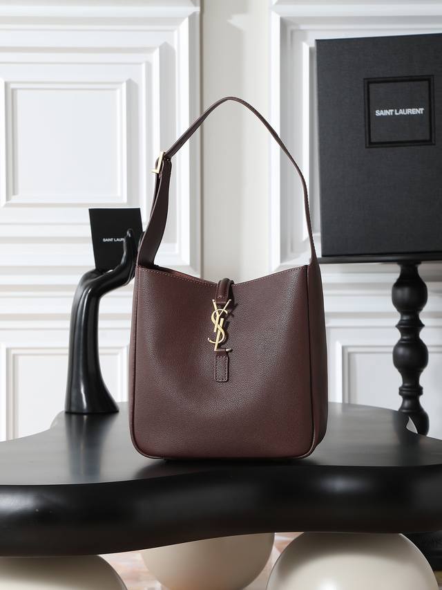 枣红色 原厂皮 不含包装 爆款Le 5A7腋下包 今年大火的中古款腋下包 一直很受欢迎 全皮细腻光滑 包型设计又很简单又高级 容量足够用 轻便能装 又不过时真是