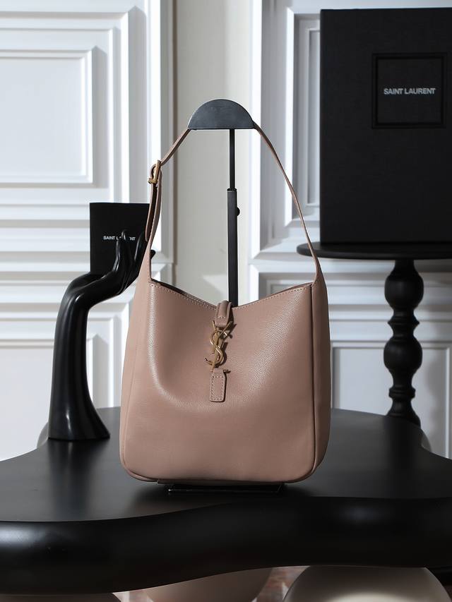 豆沙色 原厂皮 不含包装 爆款Le 5A7腋下包 今年大火的中古款腋下包 一直很受欢迎 全皮细腻光滑 包型设计又很简单又高级 容量足够用 轻便能装 又不过时真是