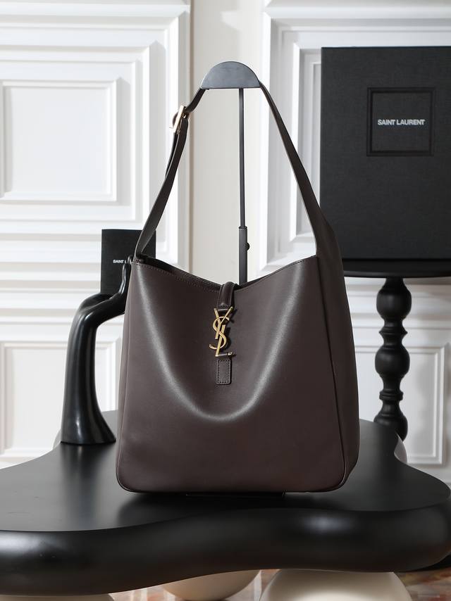 咖啡色 原厂皮 不含包装 Le 5A7_大号光滑皮革柔软手袋大号，韩国明星同款Hobo今年火到爆炸的腋下包Y家虽迟但到！！包包身轮廓简洁、立体，看上去硬挺却不会