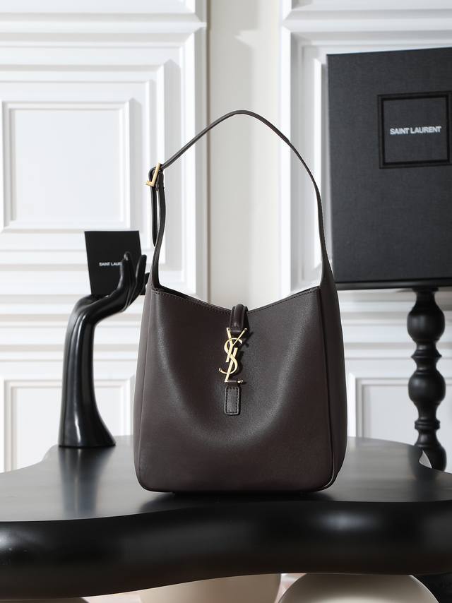 咖啡色 原厂皮 不含包装 爆款Le 5A7腋下包 今年大火的中古款腋下包 一直很受欢迎 全皮细腻光滑 包型设计又很简单又高级 容量足够用 轻便能装 又不过时真是