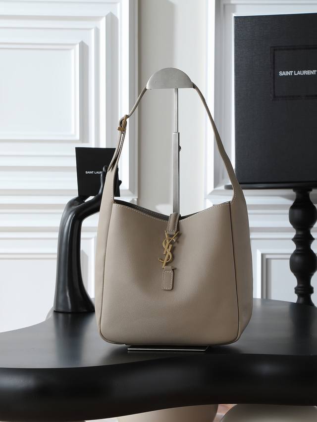 卡其色 原厂皮 不含包装 爆款Le 5A7腋下包 今年大火的中古款腋下包 一直很受欢迎 全皮细腻光滑 包型设计又很简单又高级 容量足够用 轻便能装 又不过时真是