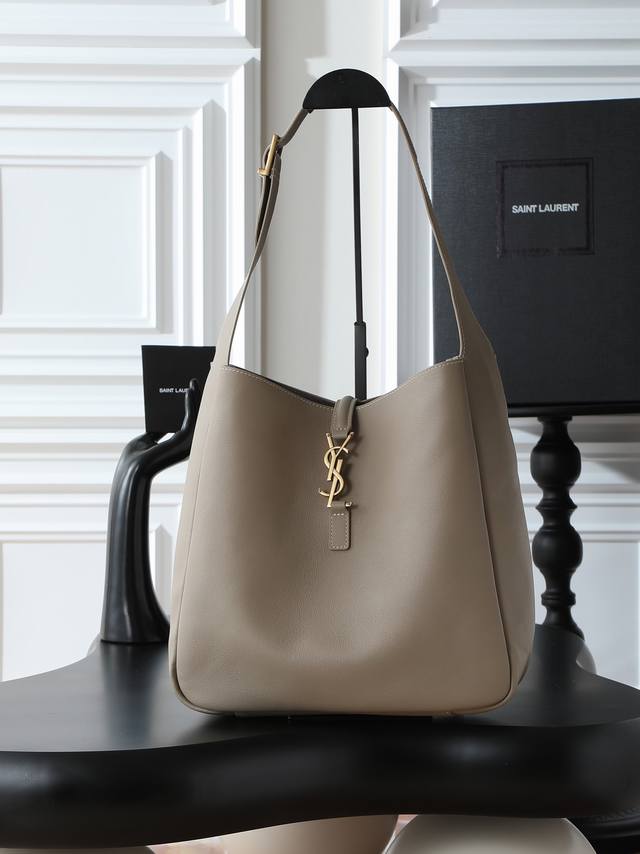 卡其 原厂皮 不含包装 Le 5A7_大号光滑皮革柔软手袋大号，韩国明星同款Hobo今年火到爆炸的腋下包Y家虽迟但到！！包包身轮廓简洁、立体，看上去硬挺却不会太