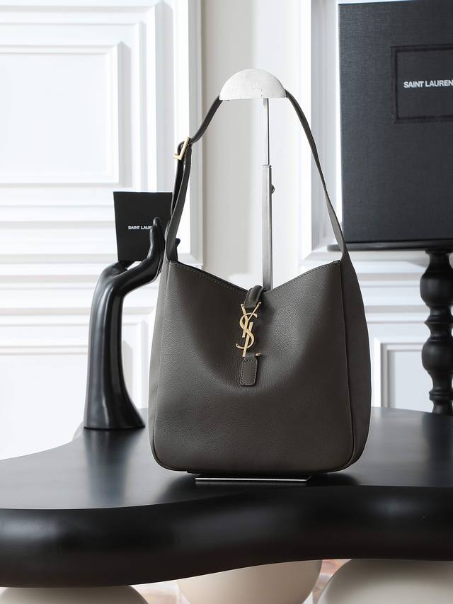 绿色 原厂皮 不含包装 爆款Le 5A7腋下包 今年大火的中古款腋下包 一直很受欢迎 全皮细腻光滑 包型设计又很简单又高级 容量足够用 轻便能装 又不过时真是太