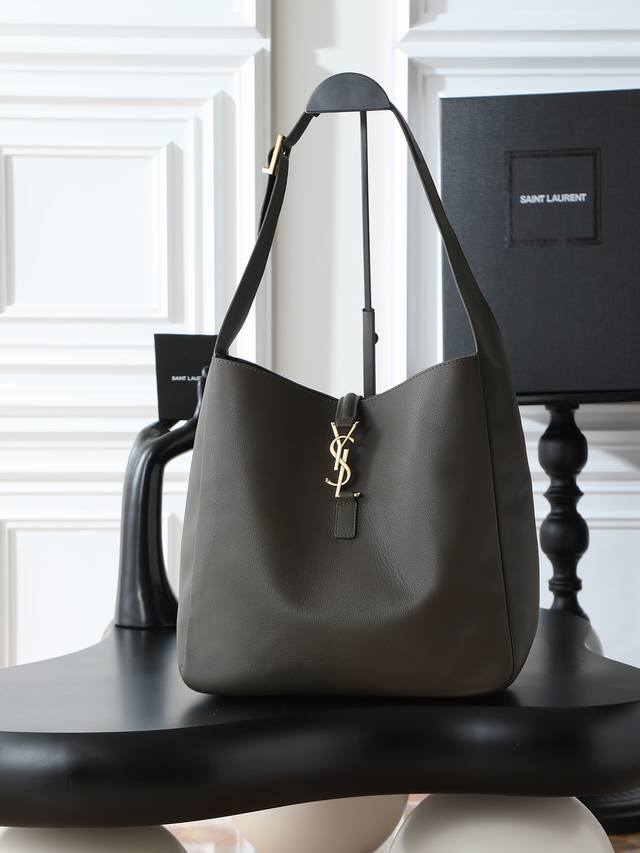 绿色 原厂皮 不含包装 Le 5A7_大号光滑皮革柔软手袋大号，韩国明星同款Hobo今年火到爆炸的腋下包Y家虽迟但到！！包包身轮廓简洁、立体，看上去硬挺却不会太