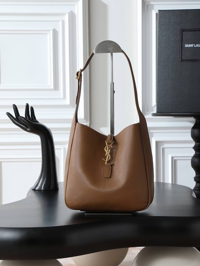 焦糖色 原厂皮 不含包装 爆款Le 5A7腋下包 今年大火的中古款腋下包 一直很受欢迎 全皮细腻光滑 包型设计又很简单又高级 容量足够用 轻便能装 又不过时真是