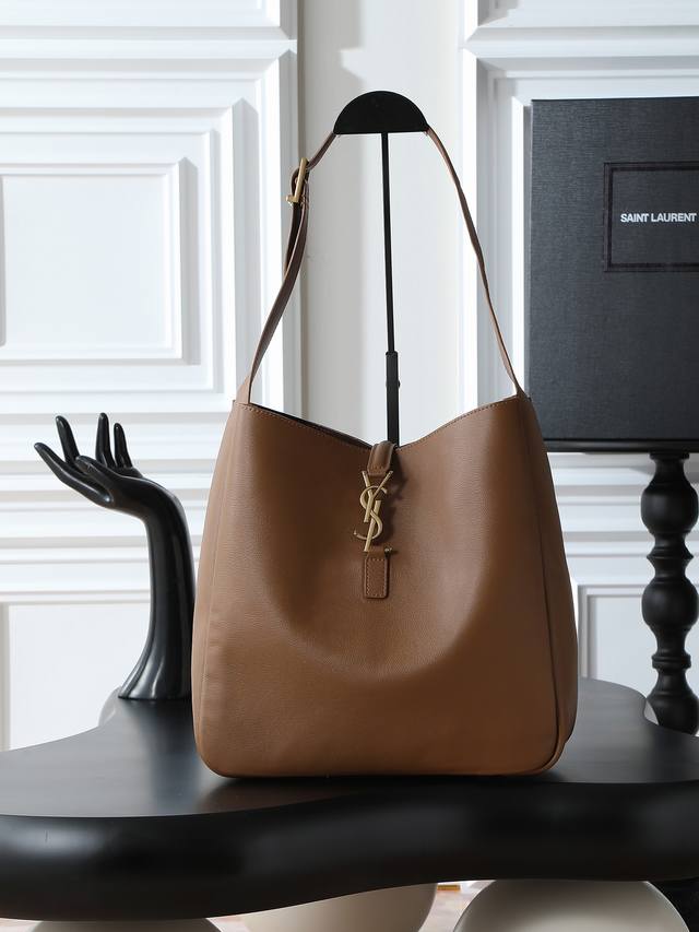 焦糖 原厂皮 不含包装 Le 5A7_大号光滑皮革柔软手袋大号，韩国明星同款Hobo今年火到爆炸的腋下包Y家虽迟但到！！包包身轮廓简洁、立体，看上去硬挺却不会太