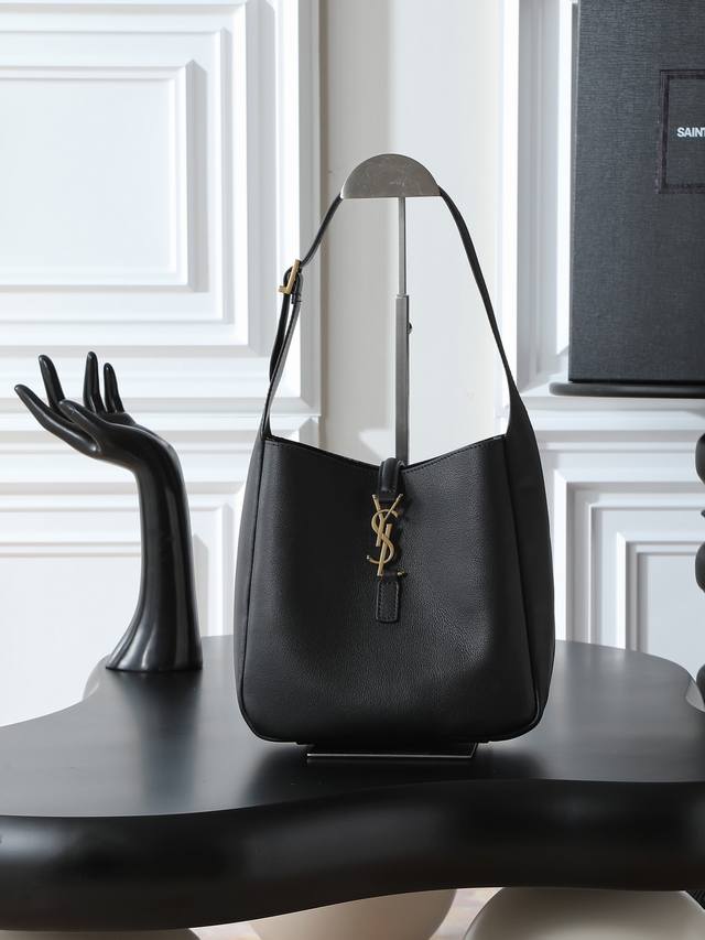 黑色金扣 原厂皮 爆款Le 5A7腋下包 今年大火的中古款腋下包 一直很受欢迎 全皮细腻光滑 包型设计又很简单又高级 容量足够用 轻便能装 又不过时真是太完美L