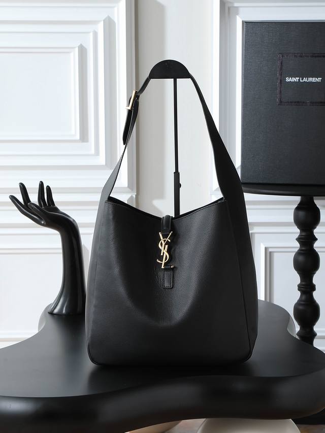 黑色金扣 原厂皮 不含包装 Le 5A7_大号光滑皮革柔软手袋大号，韩国明星同款Hobo今年火到爆炸的腋下包Y家虽迟但到！！包包身轮廓简洁、立体，看上去硬挺却不