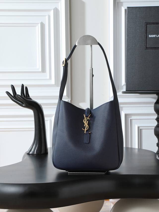 蓝色 原厂皮 爆款Le 5A7腋下包 今年大火的中古款腋下包 一直很受欢迎 全皮细腻光滑 包型设计又很简单又高级 容量足够用 轻便能装 又不过时真是太完美La～