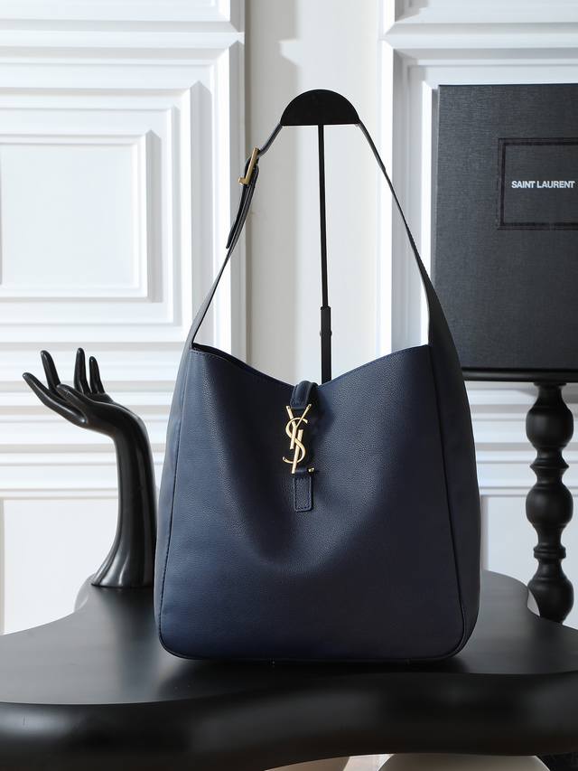 蓝色 原厂皮 不含包装 Le 5A7_大号光滑皮革柔软手袋大号，韩国明星同款Hobo今年火到爆炸的腋下包Y家虽迟但到！！包包身轮廓简洁、立体，看上去硬挺却不会太