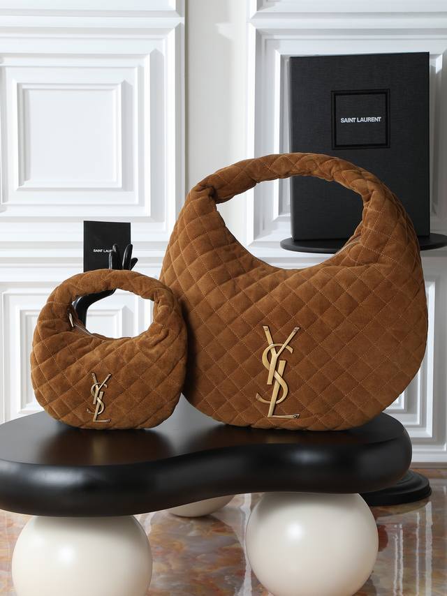 大号Icare Hobo麂皮手袋 原厂皮，对版五金批调价 备受瞩目的可颂形状包包闪亮登场，标志性的金属Logo点缀其中，完美结合复古与现代感，堪称本季最令人期待