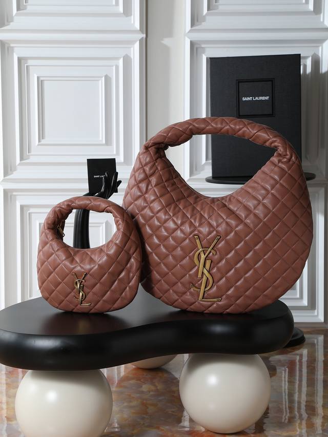 大号Icare Hobo纳帕羊皮手袋 原厂皮，对版五金批调价调价 备受瞩目的可颂形状包包闪亮登场，标志性的金属Logo点缀其中，完美结合复古与现代感，堪称本季最