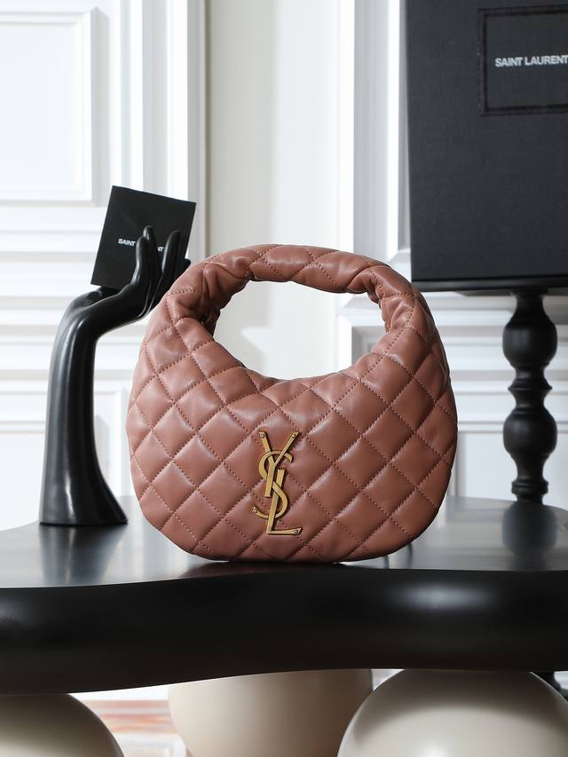 Icare Baby纳帕粉色羊皮手袋 原厂皮，对版五金 备受瞩目的可颂形状包包闪亮登场，标志性的金属Logo点缀其中，完美结合复古与现代感，堪称本季最令人期待的