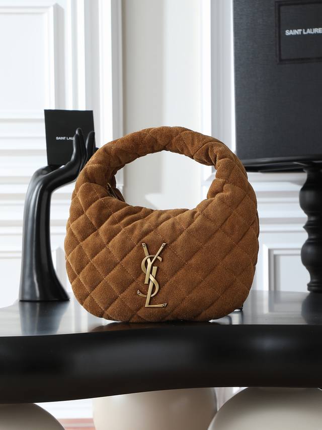 Icare Baby 麂皮手袋 原厂皮，对版五金 备受瞩目的可颂形状包包闪亮登场，标志性的金属Logo点缀其中，完美结合复古与现代感，堪称本季最令人期待的It