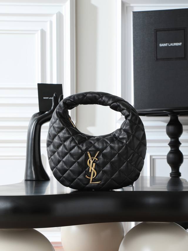 Icare Baby纳帕羊皮手袋 原厂皮，对版五金 备受瞩目的可颂形状包包闪亮登场，标志性的金属Logo点缀其中，完美结合复古与现代感，堪称本季最令人期待的It