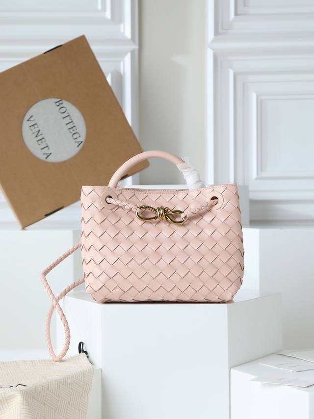 原厂皮 Andiamo出货啦真的实火Bottega Veneta 本季推出的新款Andiamo编织手袋真的是火遍全球！！海内外明星纷纷上身，奥斯卡影后杨紫琼都带