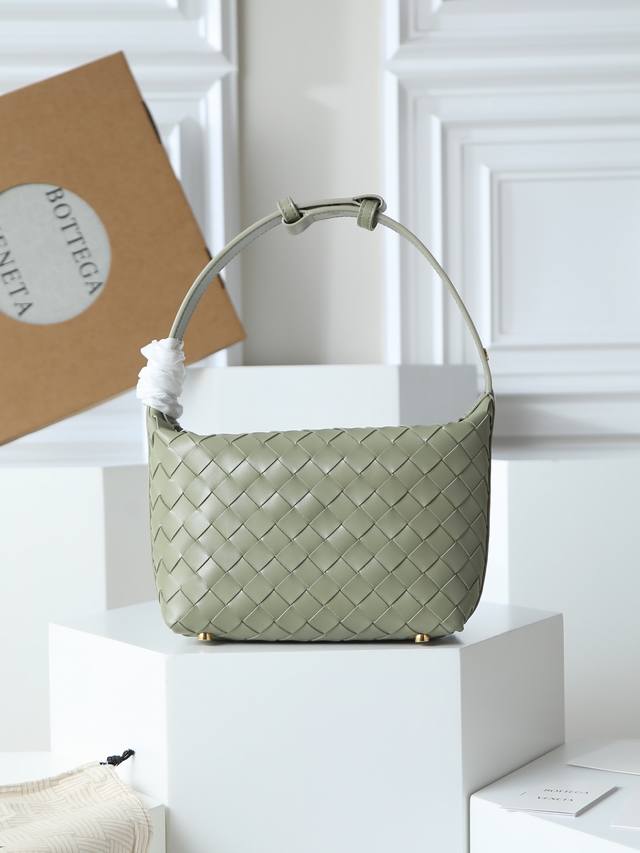 原厂皮 预测今年又会大火的一款便当包 整个包身采用顶级的Naa小羊皮 非常的柔软 轻质 同样搭载两位创始人从品牌创立之初耗时几个月研发的 Intrecciato