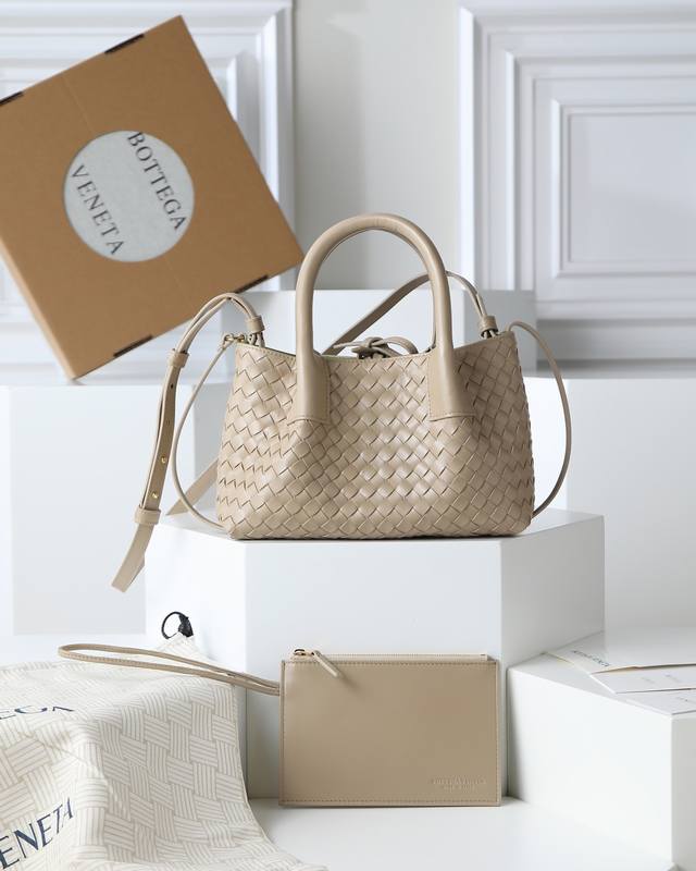 原厂皮 Bottega Veneta 2025新品pinacoteca拥有超柔软的皮质，编织功能、实用性与松弛时髦感也没有落下安利给姐妹们出门必备的一款包型，的